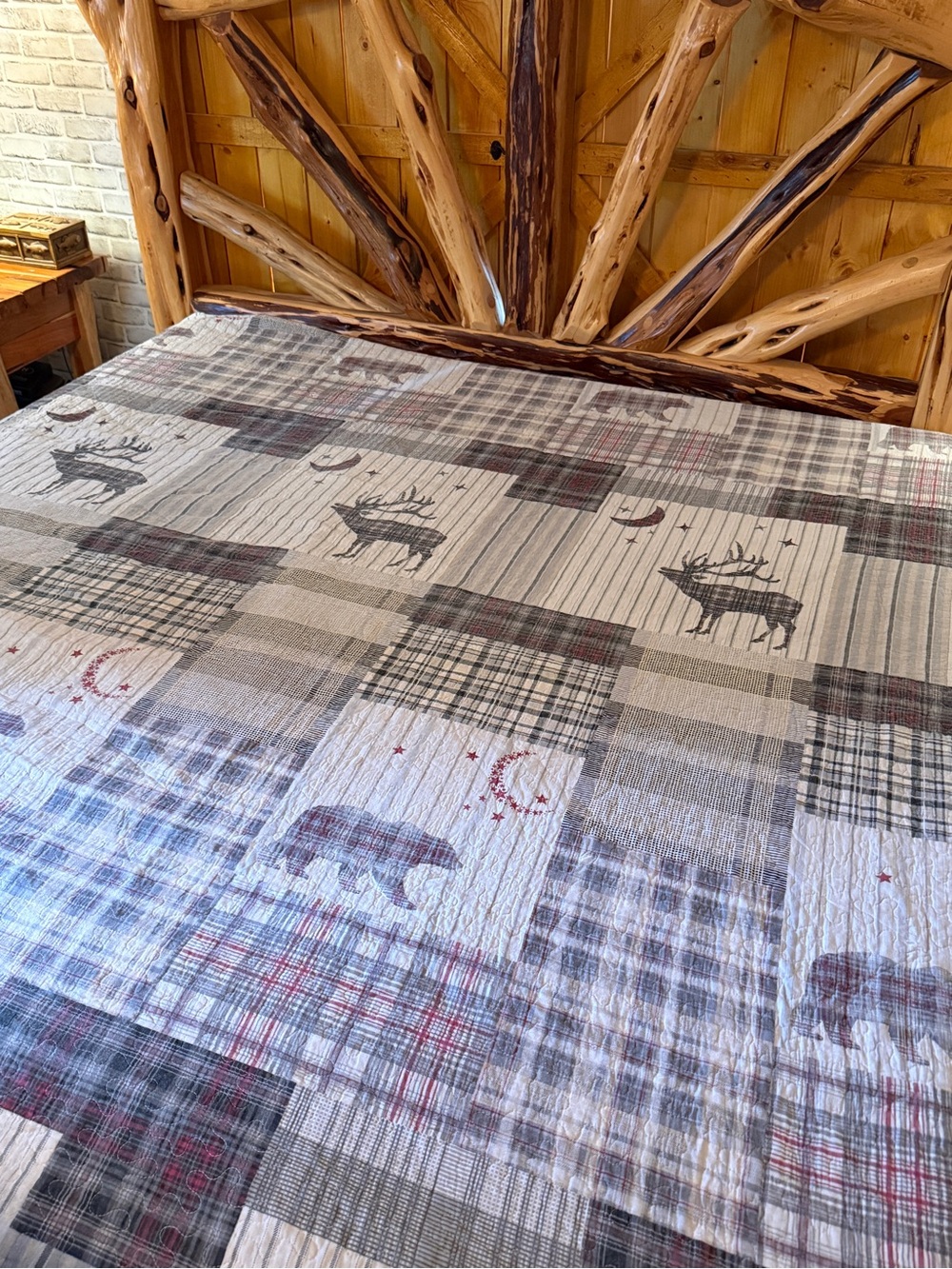 Rustic Plaid Wildlife Quilt - Gray/Cream Patchwork King Size